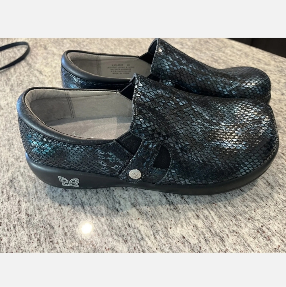 Algeria Nurse KAR-468X Clogs sz 40(9.5 US) Blue/Blk iridescent fish/snake scale